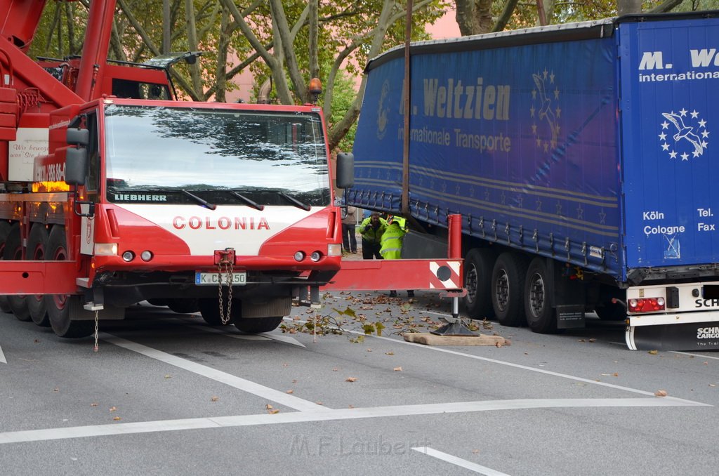 LKW verliert Auflieger Koeln Boltensternstr Pasteurstr P1963.JPG